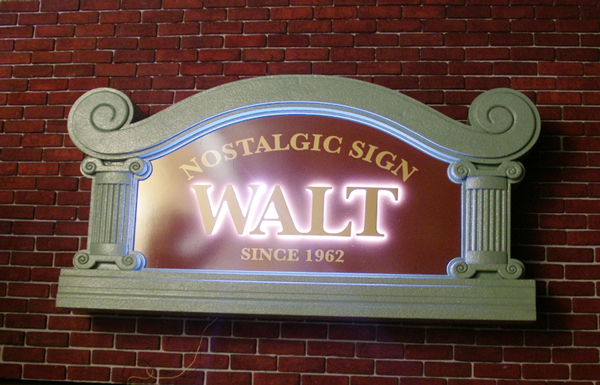 「ウオルトスタイル」オプションで文字の後ろに看板用LEDを設置することも可能。w1950×h950×d150