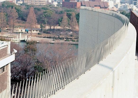 ボンド、ビス、クランプ、ステンレスバンド等を使用し、さまざまな場所に設置可能。