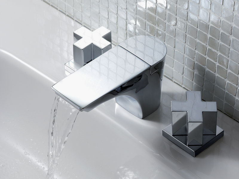 roffine ツーバルブ洗面混合栓 品番:K5580P-13 台座を設けたクロスハンドルは、シンプルで上質な空間にマッチ。セラミックバルブを採用しているので、90℃開閉の操作も簡単で、耐久性にも優れている。