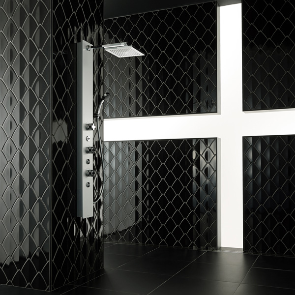 roffine パネルサーモシャワー混合栓 品番:SK9880A 上から降ってくるオーバーヘッドシャワーと、角度が変えられる3つのボディシャワーの同時使用で、全身包み込まれるようなシャワー感が得られる。冷水排出機能付。