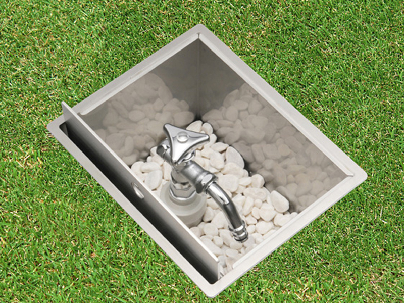 使わないときは散水栓ボックス（別売）に収納できる。