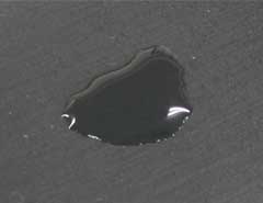 空気などを通す通気性と水をはじく防水性を兼ね備えているアクリルエマルジョンのため、水まわり（台所・浴室）および外部塗装の使用に効果が期待できる。