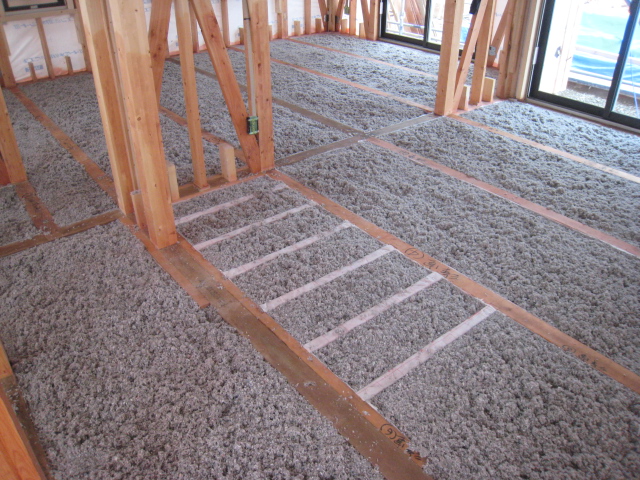 床下にもきれいに施工可能。 床下の環境も呼吸することで木の土台を守ることができる。