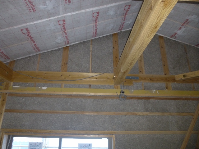 吹付け施工は下地にこだわる必要がない。 防湿シート、コンクリート面等安心して使用できる。