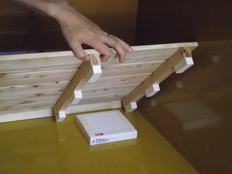 専用高気密逆止弁を採用、床下の空気が押入に逆流することを防ぐ。押入・クローゼットの底面に約φ105の穴加工だけで簡単に室内側から取付可能。床下換気扇と併用することで、より押入の環境を良化できる。