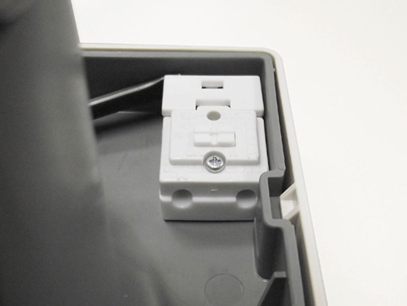 速結端子。電源線の接続は速結端子で接続する。