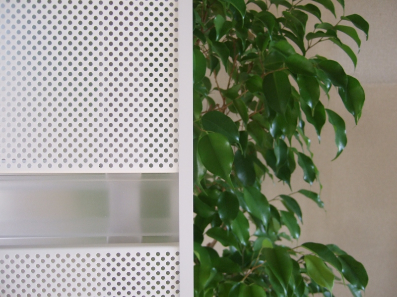 シルエットの映り込みを軽減。昼夜ともにアルミ化粧パネルと樹脂パネルの複合により、シルエットの映り込みを軽減する。