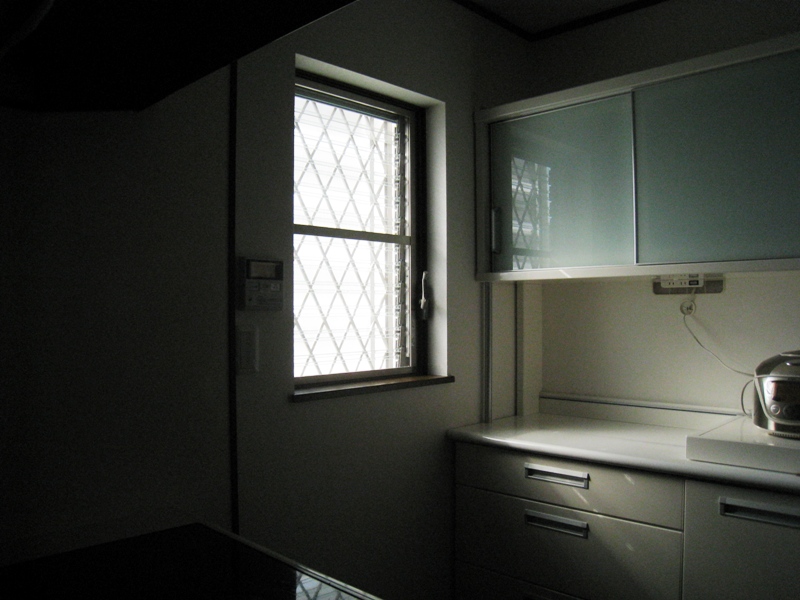 直射光は遮り室内を明るく。アルミ化粧パネルで直射光を遮り、パンチング孔から漏れた光は裏面の樹脂パネルで拡散する。室内に暗い印象を与えずに明るいイメージに。 ※写真：取付後も明るく調光。