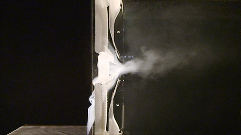 窓を開けて目隠ししながら換気が可能。アルミ化粧ルーバーのパンチング孔により、自然の風を採り入れることができる。 ※写真：風洞実験