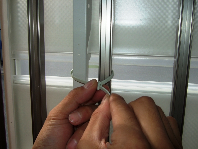 取付簡単。室内から樹脂バンドで固定。サッシに穴を開け不要の直付け金具も用意。