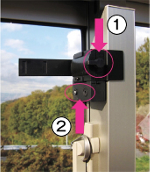 1.レバー操作で3つの機能が切り替え。 2.警戒スイッチを入れるとLED＆アラームが作動。 