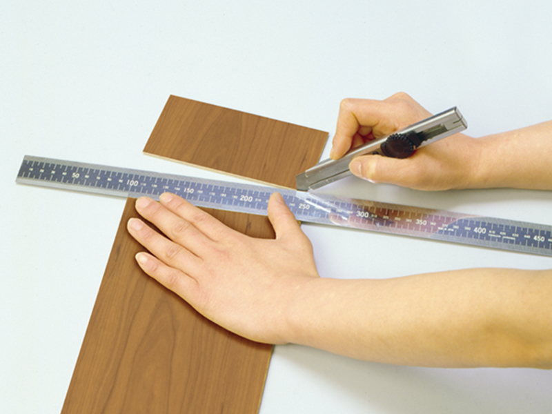 3mm厚なので、カッターで簡単に切断できる。