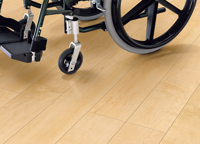 車いすを使用しても傷がつきにくい床材です。 擦り傷がつきにくくなっている。