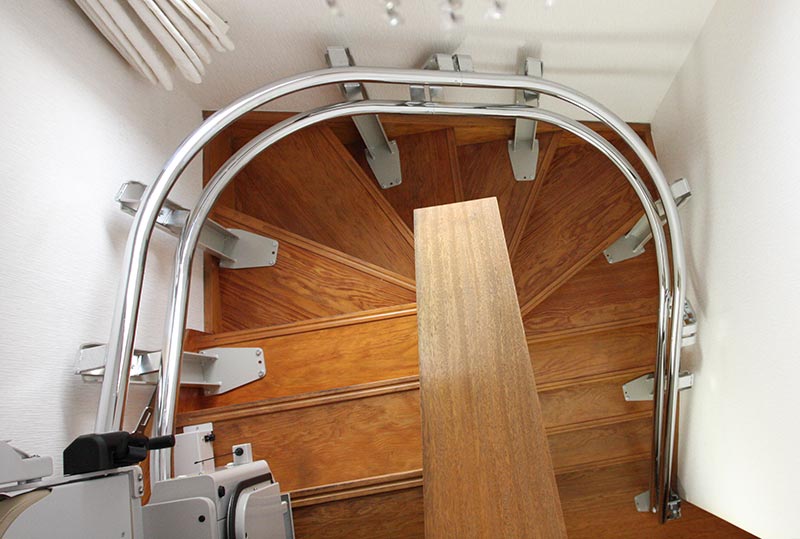 パイプレールで曲がり階段に対応。