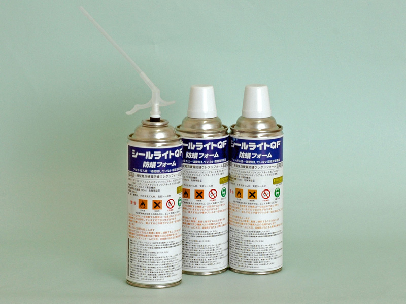 1液型エアゾール簡易発泡硬質防蟻ウレタンフォーム。1本400ml入で30倍発泡する。基礎断熱工法における型枠脱型後の断熱材の隙間や、給排水設備の配管の隙間、保温材で被覆された給水管の防蟻対策に使用。