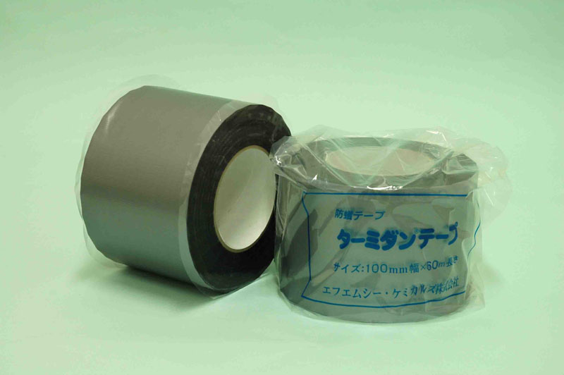 防蟻テープは、防蟻成分を添加したアクリル系接着剤。幅100mm×長60m／巻。シート同士の接着、コンクリート基礎とシートの接着、さらに給排水管とシートの接着など隙間を作らないように施工する。