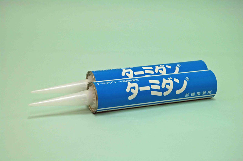 防蟻接着剤は、防蟻成分を添加したアクリル系接着剤。330ccカートリッジ／本。シロアリは1mm以下の隙間を侵入することができるので、シートの接着や隙間を埋めるコーキング材として使用する。
