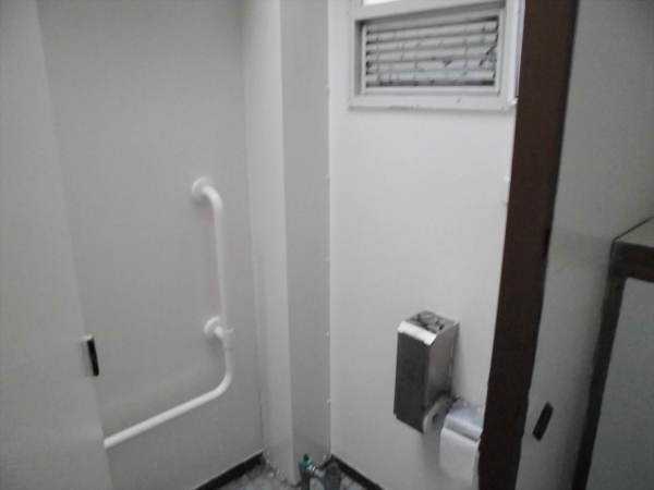 公園トイレの落書き防止（落書きされても溶剤で落とせる）