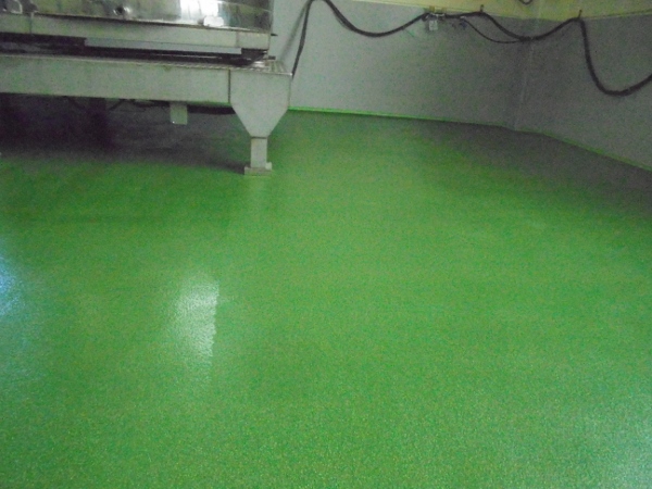 薬品による損傷を防ぐため塗り床補修後にFXクリアーを上塗り