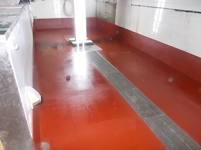 厨房床面。深夜作業で仕上げることができる。