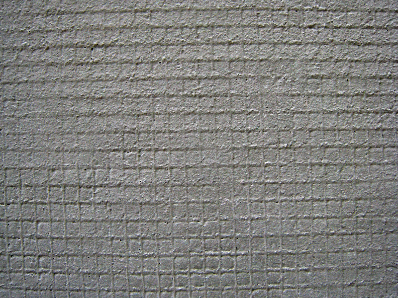 下地モルタルの表面に薄く見える程度に埋める。深く埋めるとメッシュよりも表層にあるモルタルがクラックを起こすため注意が必要である。