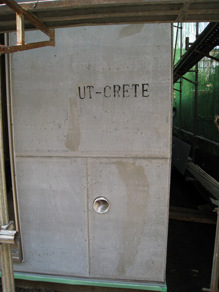 1.3×6板を横貼りに千鳥に貼る。専用のビスを使用。