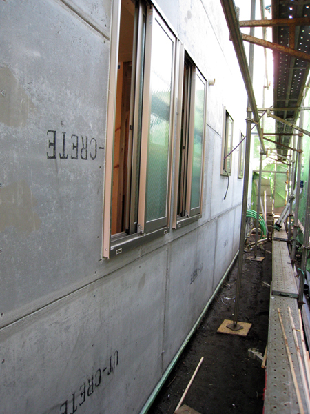 2.異質物との接合点には全てノンブリードのコーキング材を打つ。