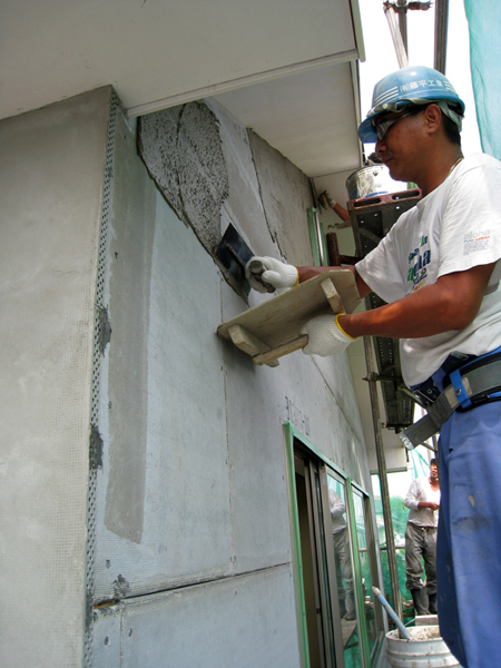 3.樹脂モルタルを全面に塗布し、グラスファイバーメッシュ90を全面に伏せ込んで下地を完了する。