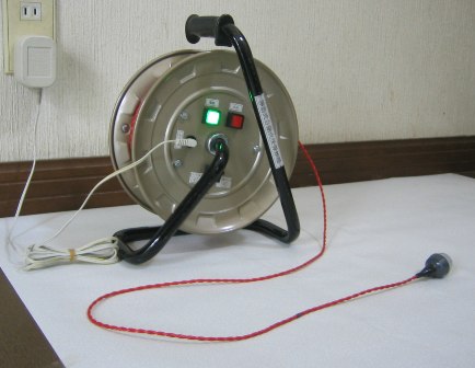 リール式火災報知器の表側。 リールより火災感知線を引き出して配線するだけで火災報知設備となる。