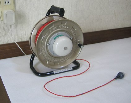 リール式火災報知器の裏側。 設置・移動が簡単にできるリール式火災報知器。簡単で誰にでも設置できる。