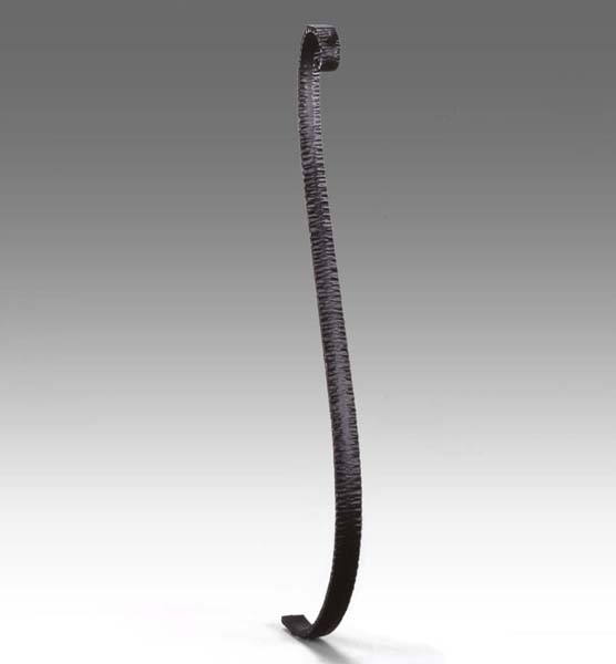 表面をハンマーでたたいたような凹凸面。やわらかな曲線のモチーフにより、いっそう高い質感を得られる。