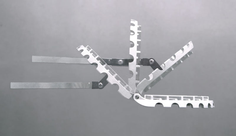 さまざまな仕上がりの壁面や排水管の位置、床の勾配に合わせられるように４５度～１３５度の任意の角度に可動できる。