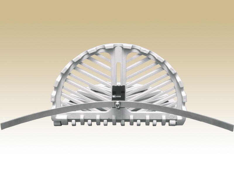 ステンレスストッパーも自在金具により排水パイプのサイズやさまざまな施工条件においても、角度可動により無理なく位置が決められる。