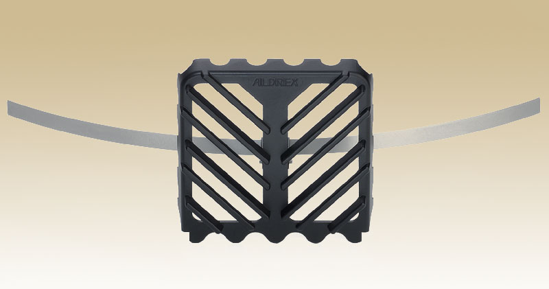 ステンレスストッパーは角度自在金具により差し込むだけだ排水管（呼び径：４０～６５）の中央に自然に納まる。