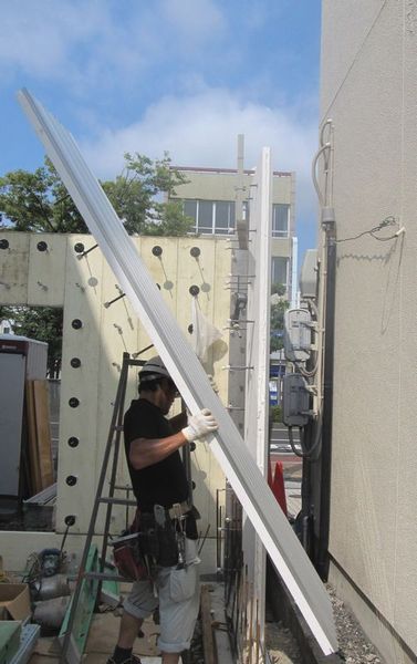 アルミ外部化粧板に断熱材を施した「ガンバリボード」は、無足場で施工でき、敷地いっぱい、隣棟ギリギリに建てられ、狭小地の有効活用が可能。