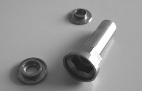 構造的に認められない細いセパレータを引き抜き、内蔵ナットに全ネジボルトを差せば、後打ちアンカーより安く確実なアンカーとなる。庇、バルコニー、太陽電池など、外装のシステム化が可能。