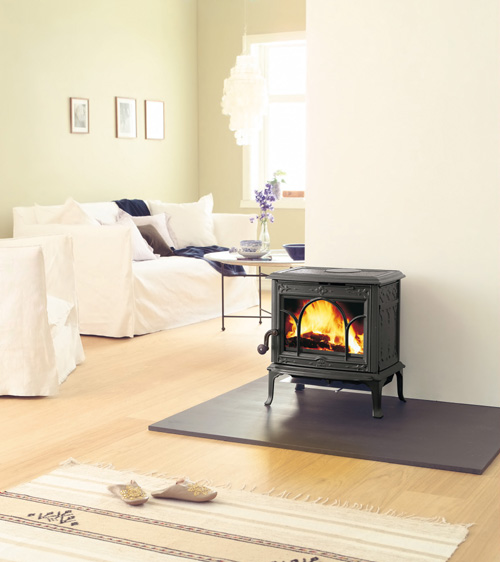 シンプルな北欧テイストなフォルムに、ノルウェーのラチスワークがレリーフとして施され、温かみのあるデザインが特長。