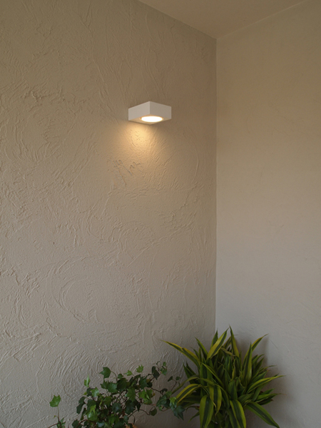 ペットやタバコ、さまざまな生活臭など、気になる臭いを短時間で消臭。家具や他の建材から揮発する化学物質も吸着して再放出しない。