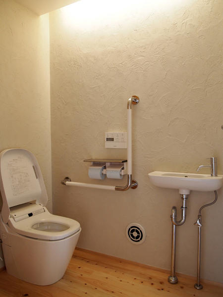 部屋の湿度が50%を超えたら吸湿し、下回ったら放湿。自然素材にシラスが持っている自然の働きで室内を快適なコンディションに保ち、カビや結露も発生しにくくする。