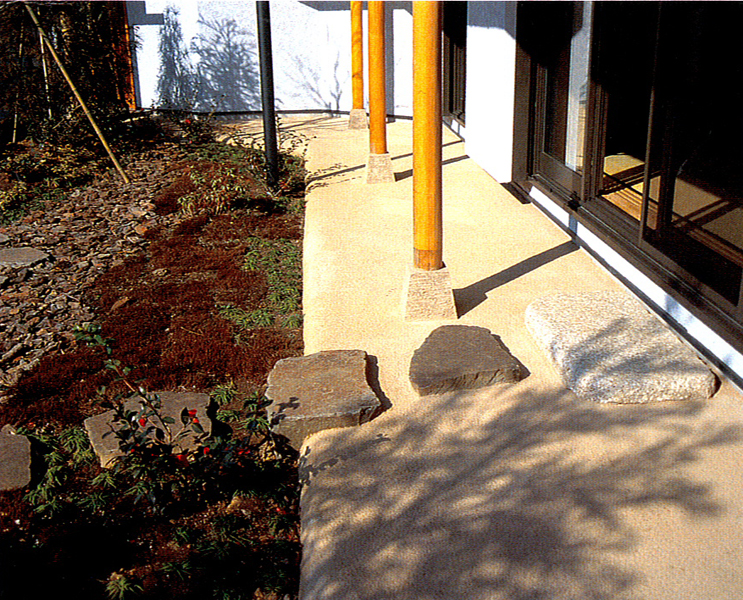 無機顔料で着色しているため、紫外線や風雨による退色・劣化がなく長寿命。