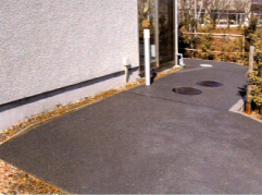 きわめて高い透水機能があり、雨水を瞬時に地下へ浸透させる。