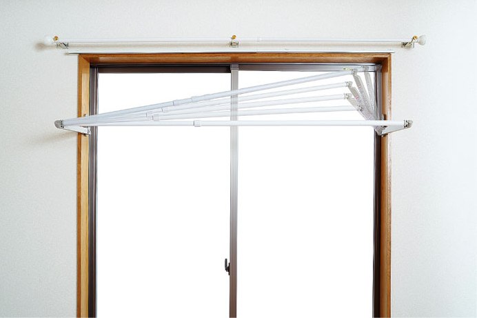 カーテンを避けて内側に入りながら竿を降ろすことができる。