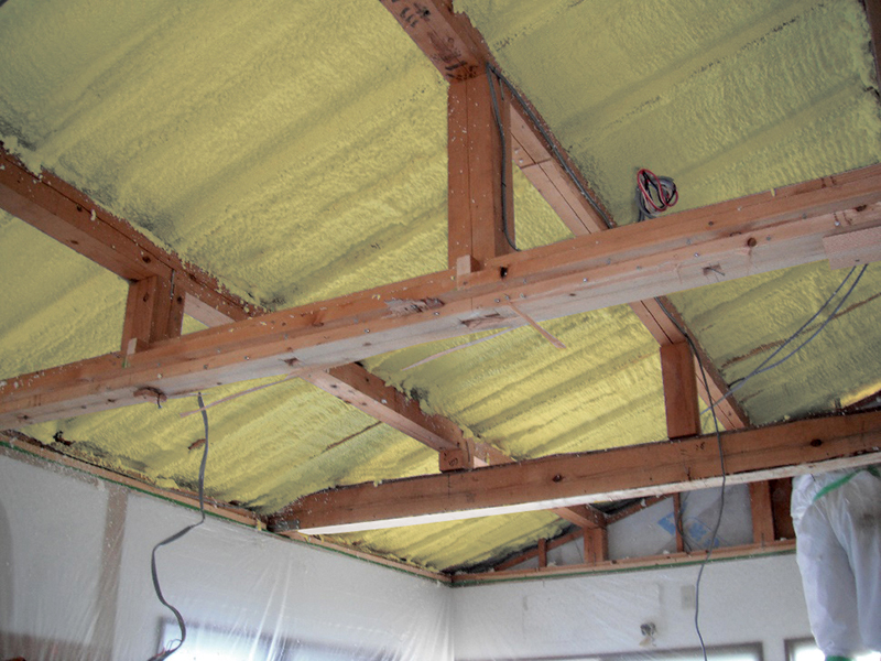 ［屋根断熱］屋根野地板へ断熱施工。小屋裏の輻射熱の心配がなく、夏の暑さ対策に有効。 対象物件：木造住宅（在来軸組）RC造、鉄骨造、プレハブ造、2×4、ログハウス。