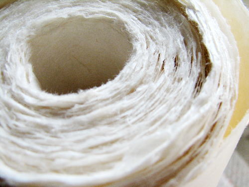 耳付き100㎝幅。 ケナフ和紙壁紙は貼替えの際に、既存の剥がし作業なしで重ね貼りが可能。