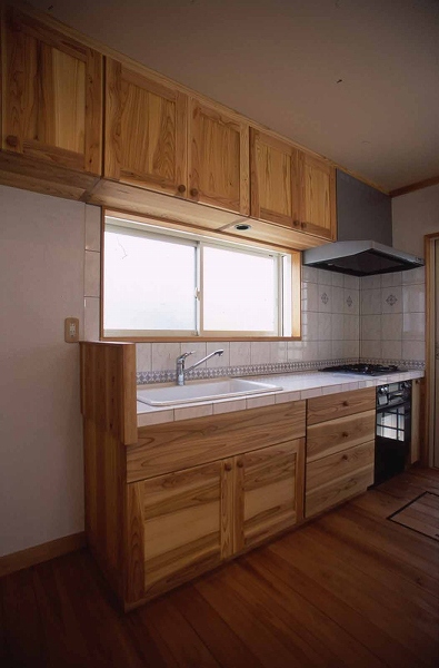 主な特徴は、・自然素材にこだわっていること、 ・人にとって安心であること、・木の特徴を生かすこと、・木の特性に合わせ、良さを引き出す製品、・自然に還る製品。