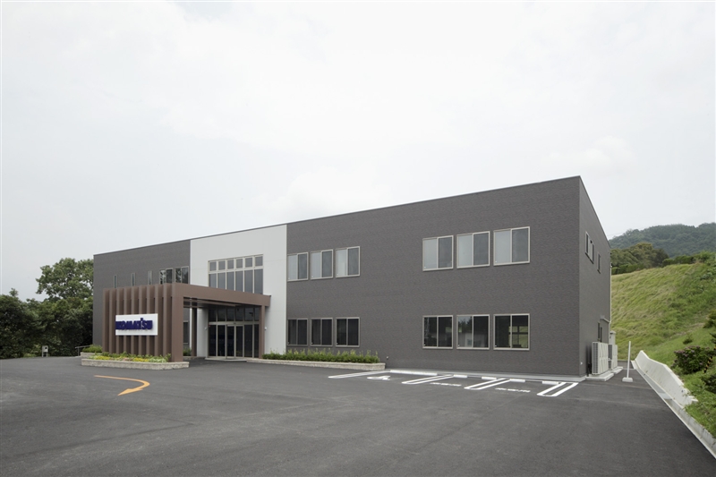 プレハブハウスの規格モジュールである妻行5Kや4Kを組み合わせることで重量鉄骨ラーメン構造並みの大空間を実現する。