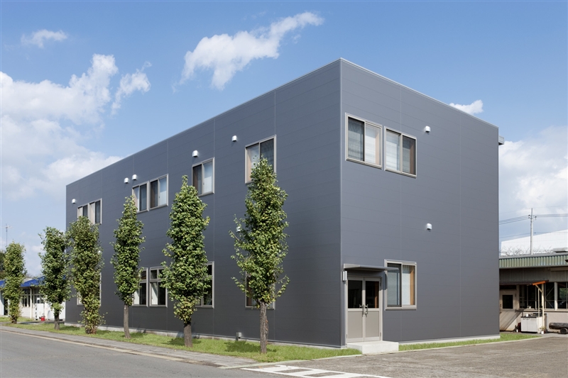 最高4,000mmの天井高。 走行クレーンを使用する工場や倉庫、店舗など幅広い用途に利用できる。