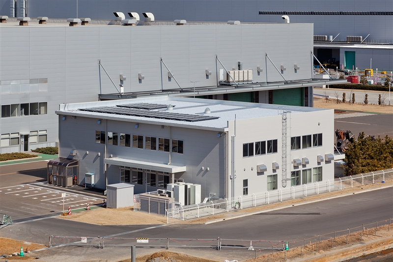 屋上への太陽光発電パネルの設置の他、二重の折版を屋根に使用し断熱効果を高めたり、窓に複層ガラスを使用するなどさまざまな設備をプラスすることで省エネとエコロジーにも対応。