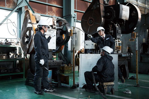 ［工場］機械を移動させることなく、床の傾き改善や床下の空洞化による機械振動低減を実施する。