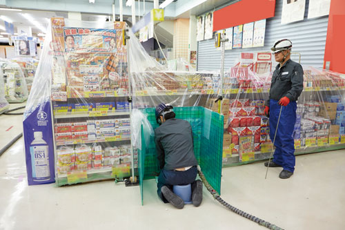 ［店舗］カートの自走や商品ラックの傾きなど、店舗の運営の上で課題になる床の傾きや段差を商品をどかすことなく修正する。